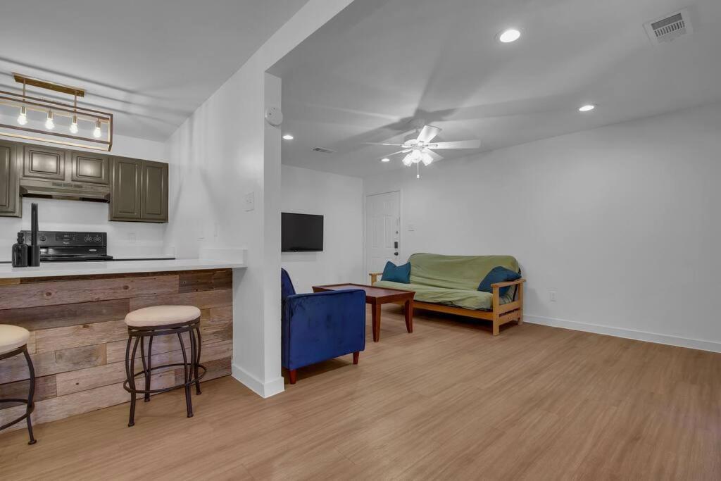 Condo Near Downtown Austin! Bagian luar foto